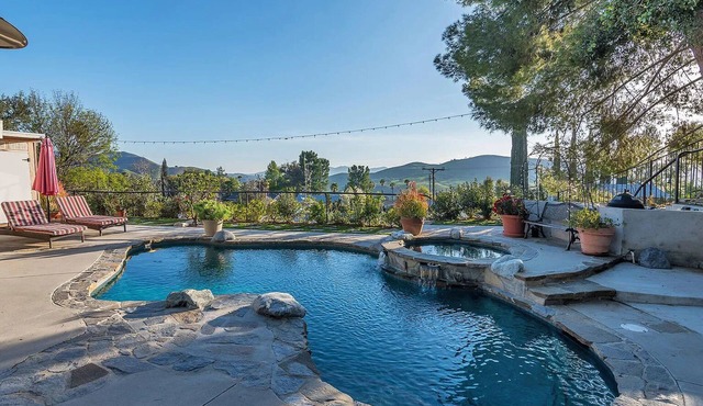Pool, views, private guest suite, close to great hiking trail, dining & ent.