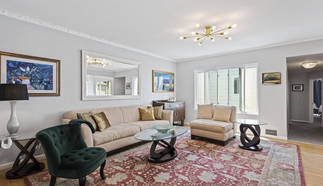 Prime Mid Century Flat in the Castro, In Unit Laundry, On Site Parking.