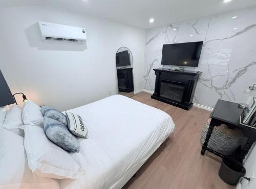 Private 1BR 1BA Suite, Kitchen, Fireplace, Parking