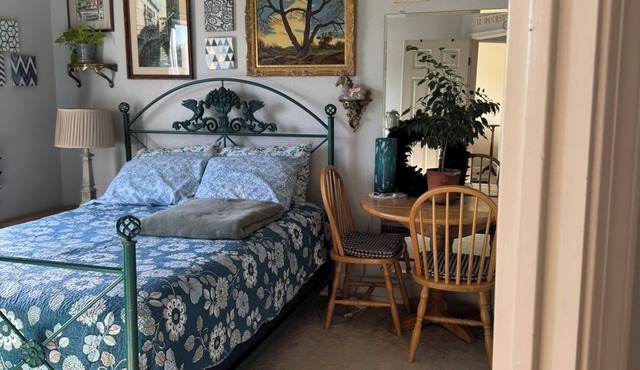 Private Bedroom in Safe, Quiet neighborhood, mature couple hosts