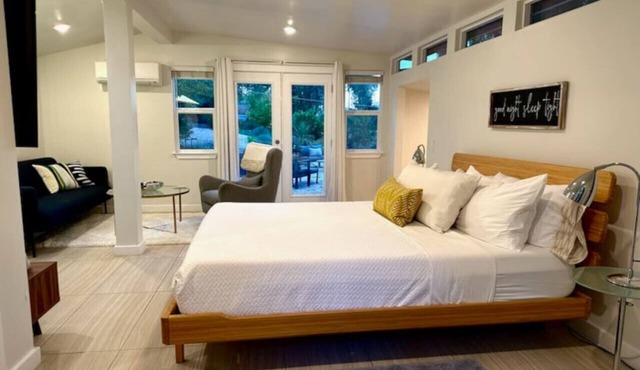 Private Cottage · Cal King · Mid-Century Modern · Garden