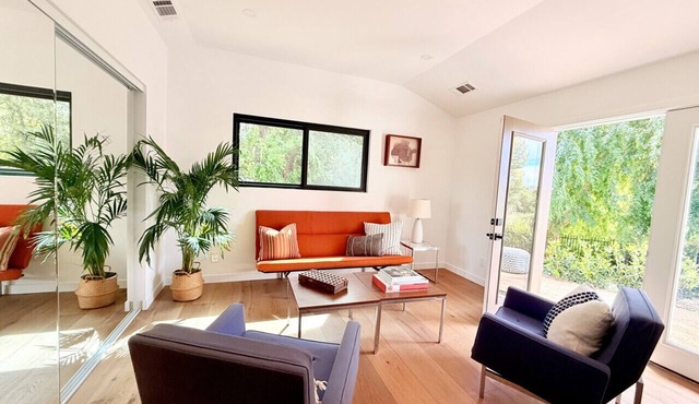 Private Hillside 2BR Suite Near Town
