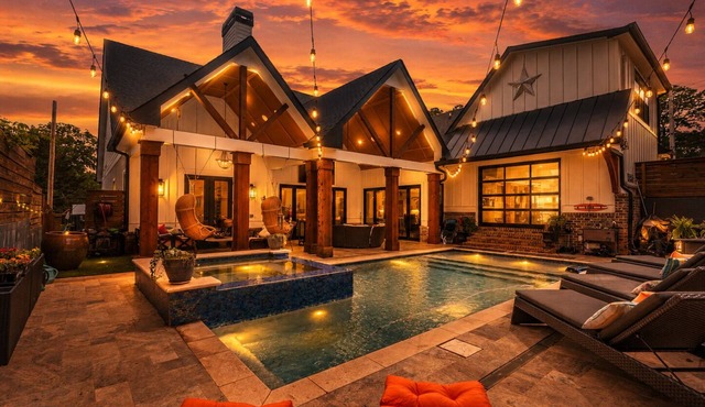 Private Pool, Car Included 5 Suites, 6 bedrooms 25 mins from ATL in Buford