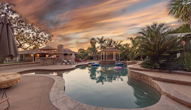 Private Resort style villa at San Diego-heated salt pool-Hot Tub-86" TV