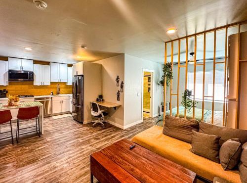 Private-Suite, Kitchen, Laundry, Rainfall Shower, 4kTV in El Centro