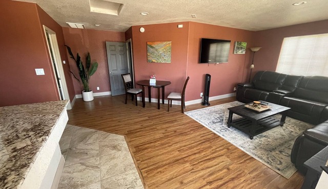 Private top floor spacious 1 bedroom retreat - Guesthouse