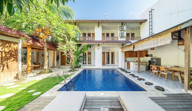 Private Villa 4-Bedroom with swimming pools in central legian