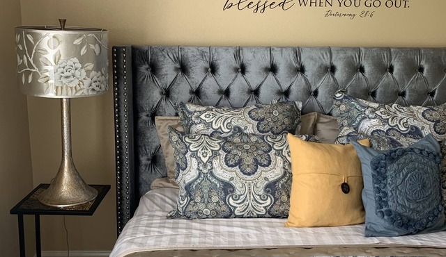 Quaintly King Hideaway Close to Bethel Private Room only in House