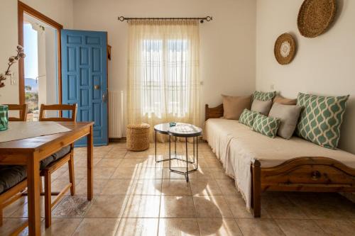 Queen bee seafront in Kampos Paros