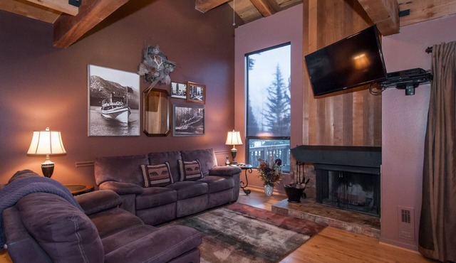 Quiet and Serene Tahoe Ski Getaway + Small Private Complex + Close to Resorts