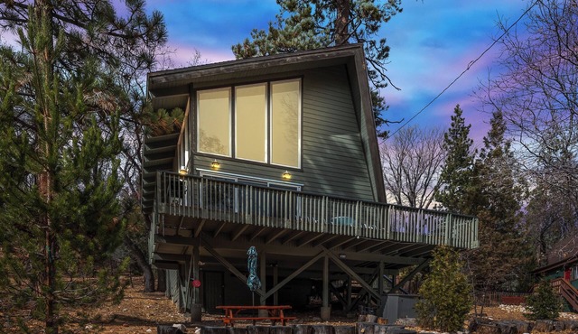 Quiet Fawnskin Cabin - Onsite sledding hill for families