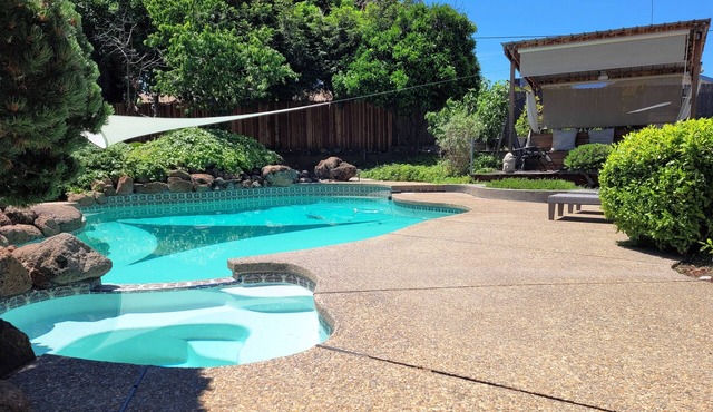 Quiet Oasis with Pool & Hot Tub just off Riverfront