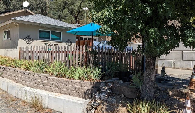 Rafting, kayaking, fishing river retreat. Private river access/outdoor patio