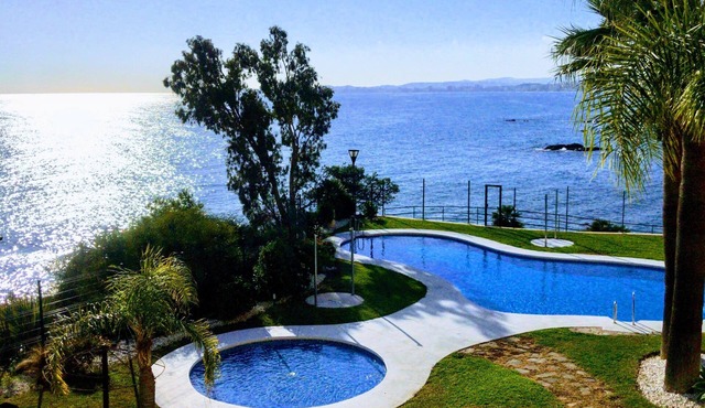 Relax in front of the sea. Come and enjoy the winter