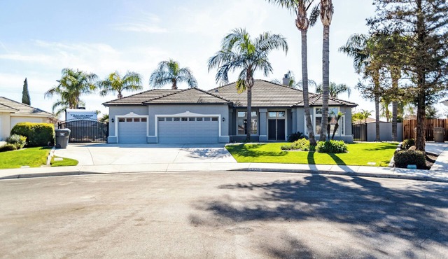 Relaxing Pool and Spa Beautiful NW Bakersfield