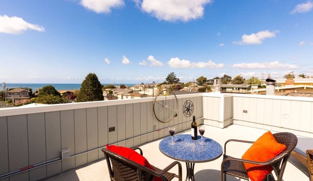 Remodeled Beach House w/Roof Top & Deck Ocean View