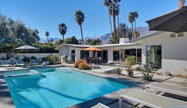 Remodeled Mid-Mod Home, Pool, Spa, Bocce Ball, Bikes, Fun!