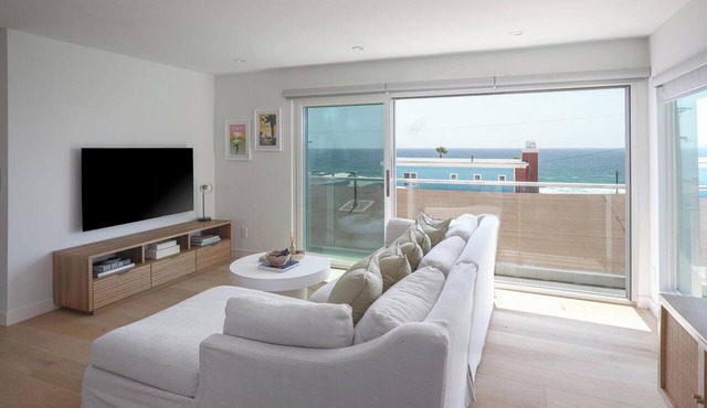 Renovated 2BR Steps from the Pacific with AC, Parking