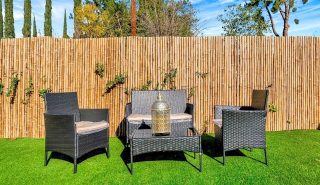 Renovated pet friendly w/beautiful yard & jacuzzi