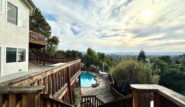 Retreat @ 7B4B villa with Pool, Hot Tub and Amazing View in SF Bay