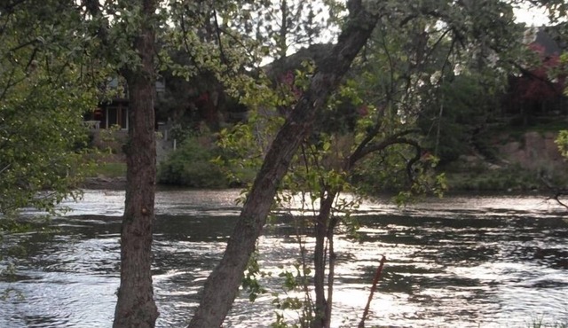 Riverfront Beauty! Location Perfection! Walk to the best of Bend in Bend