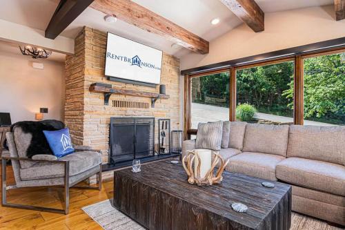 Rock Ledge Retreat in Ridgedale