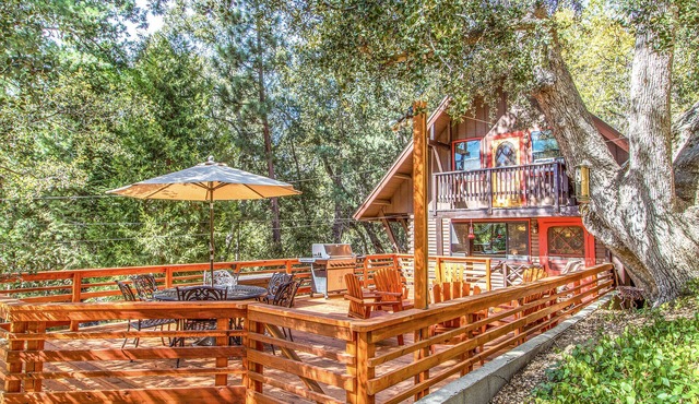 ROMANTIC LOG CABIN ~ Quiet, Clean, Cozy ~Walk to Trails, 3 Min to Town!