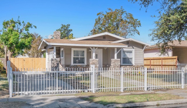 Roomy/Comfy 2B/1Bth w Dinning Room
