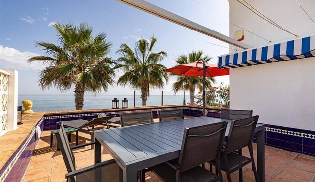 Rustic beachfront townhouse with pool and Wifi, Close to beach, gardens, pool and town