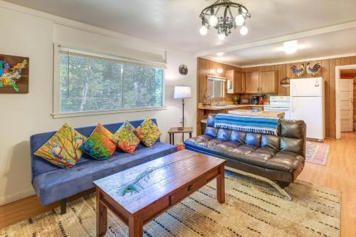 Rustic Cabin w/Patio: 8 Mi to Kings Canyon Park
