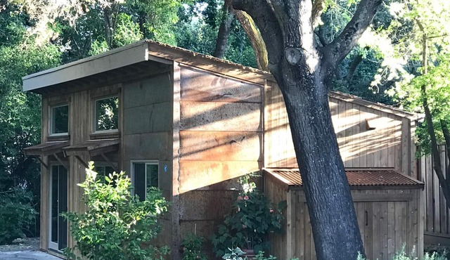 Rustic Contemporary Cottage in Quiet Setting - near downtown. 2-night min.