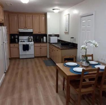 "Sage-3" Beautiful, comfortable 3 bedroom home in Rialto with AC and laundry