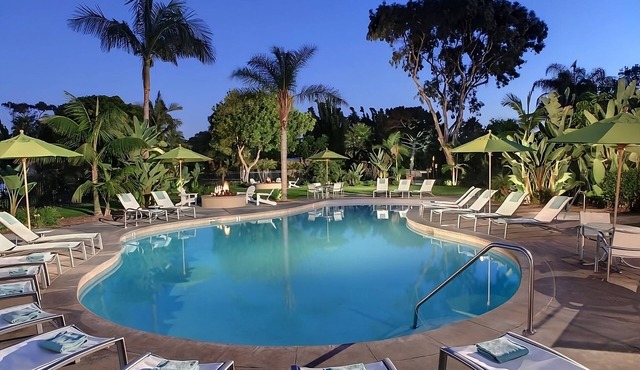 San Diego's Best! Unit w/Kitchen, Outdoor Pool, Steps from the Beach!