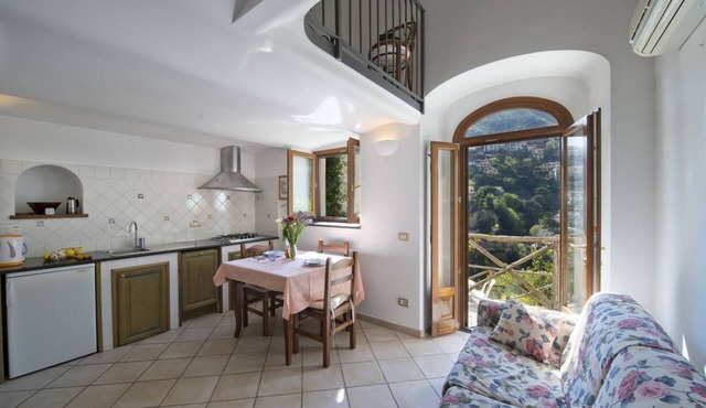 Sebastien Garden along via Marconi Positano