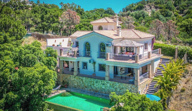 Secluded and Unique Villa With Infinity Pool in Peaceful Location