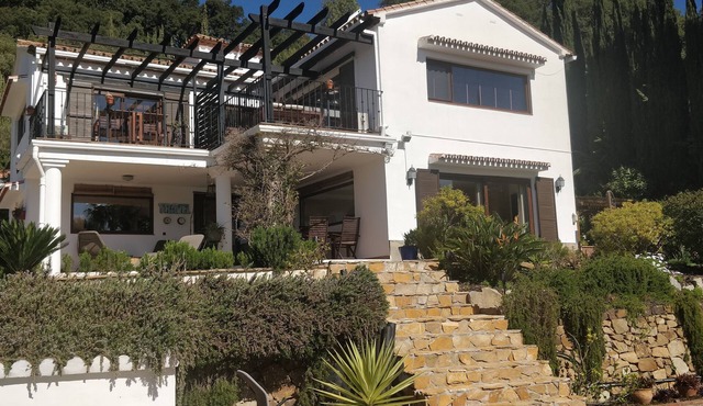 Secluded Family Villa with Pool & Seaview. 20 min. from beach.