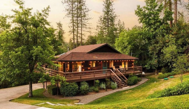 Serene Creekfront Cabin 2000 sqft | 20min to Yosemite