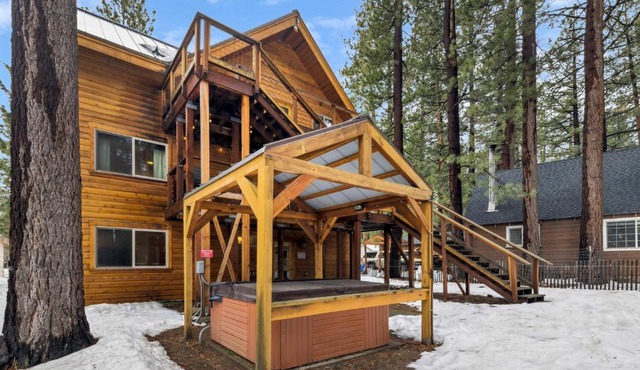Serene Creekside Chalet: Hot Tub Games BBQ
