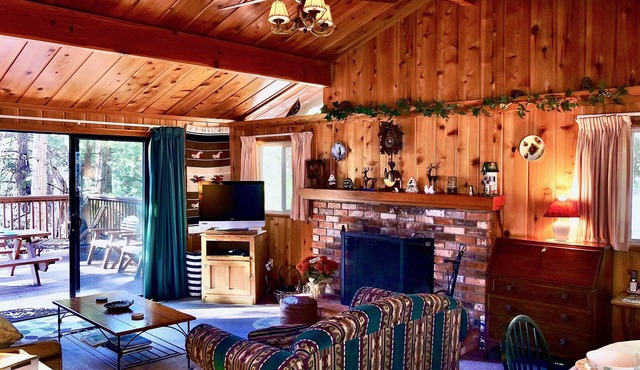 Serenity Cabin 2 Bedroom Secluded Close to Trails!