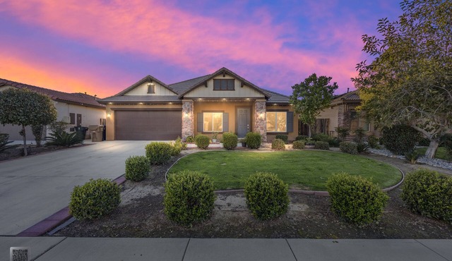 Serenity House Spacious 4-bedroom house in perfect Bakersfield with AC