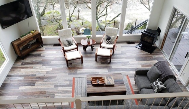 "Sierra River House" on the Main Fork of the Kaweah River. Breathtaking Views!