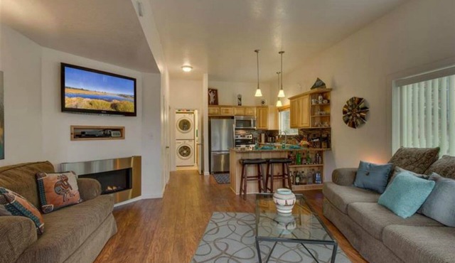 SKI MOUNTAIN GETAWAY! AMAZING LOCATION FOR SKIING, HIKING AND SEEING LAKE TAHOE.