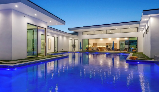 Sleeps 17 | Private Pool + Pickleball Court + Fire Pit Near La Quinta | Bravo
