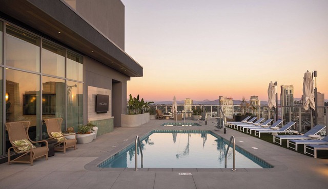 Sleeps 64 | Rooftop Pool + Spa + Fitness Studio + Bay Views + Walk to Dining