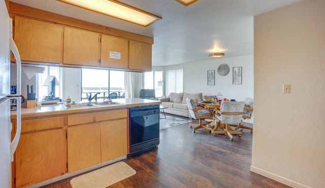 Smith River Vintage Cabin: Oceanfront Deck + Views in Smith River