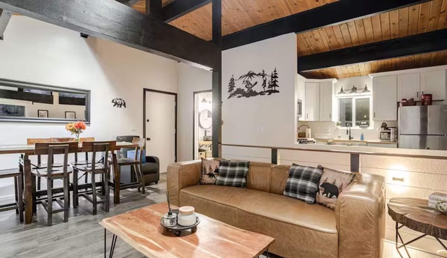 Snow Valley Retreat Luxury Cabin with Scenic Views Hot Tub & BBQ in Running Springs