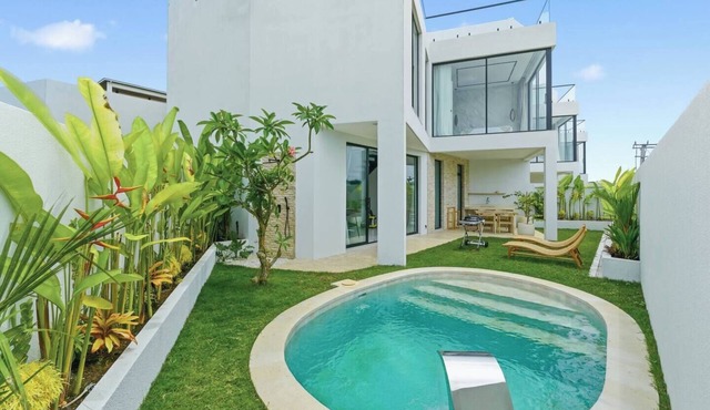Snow White Villa 3 3-Bedroom Haven near the Beach