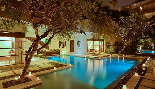 Spacious 10BR Luxury Villa Located In Eat St, Seminyak! 7Min Walk To The Beach!