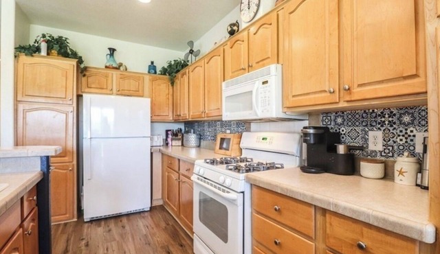 Spacious 3-bedroom plus bonus room house in Needles, CA on the golf course