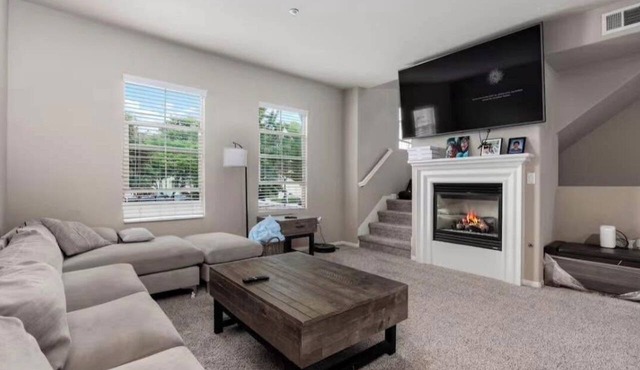 Spacious 3-bedroom townhome in peaceful Oceanside with AC